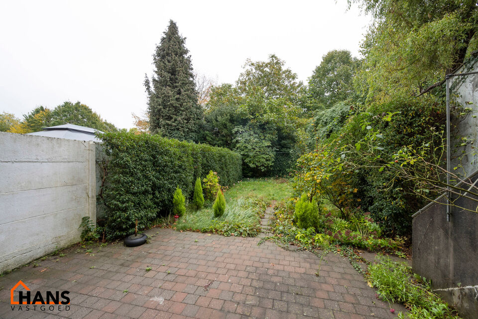 De Instelprijs bedraagt 295.000 Euro, enkel biedingen vanaf deze instelprijs worden in overweging genomen.
Ontdek deze bel-etagewoning met veel mogelijkheden, gelegen in een doodlopende straat, met vlotte verbindingen. 
De woning biedt een solide basis en