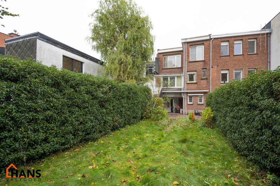 De Instelprijs bedraagt 295.000 Euro, enkel biedingen vanaf deze instelprijs worden in overweging genomen.
Ontdek deze bel-etagewoning met veel mogelijkheden, gelegen in een doodlopende straat, met vlotte verbindingen. 
De woning biedt een solide basis en