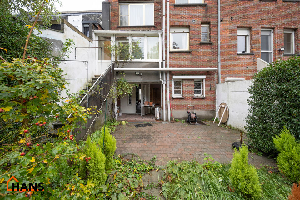 De Instelprijs bedraagt 295.000 Euro, enkel biedingen vanaf deze instelprijs worden in overweging genomen.
Ontdek deze bel-etagewoning met veel mogelijkheden, gelegen in een doodlopende straat, met vlotte verbindingen. 
De woning biedt een solide basis en
