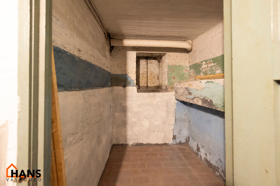 De Instelprijs bedraagt 295.000 Euro, enkel biedingen vanaf deze instelprijs worden in overweging genomen.
Ontdek deze bel-etagewoning met veel mogelijkheden, gelegen in een doodlopende straat, met vlotte verbindingen. 
De woning biedt een solide basis en