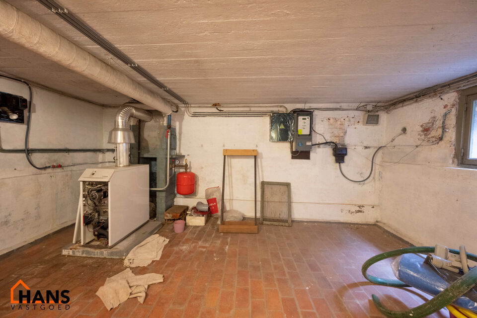 De Instelprijs bedraagt 295.000 Euro, enkel biedingen vanaf deze instelprijs worden in overweging genomen.
Ontdek deze bel-etagewoning met veel mogelijkheden, gelegen in een doodlopende straat, met vlotte verbindingen. 
De woning biedt een solide basis en