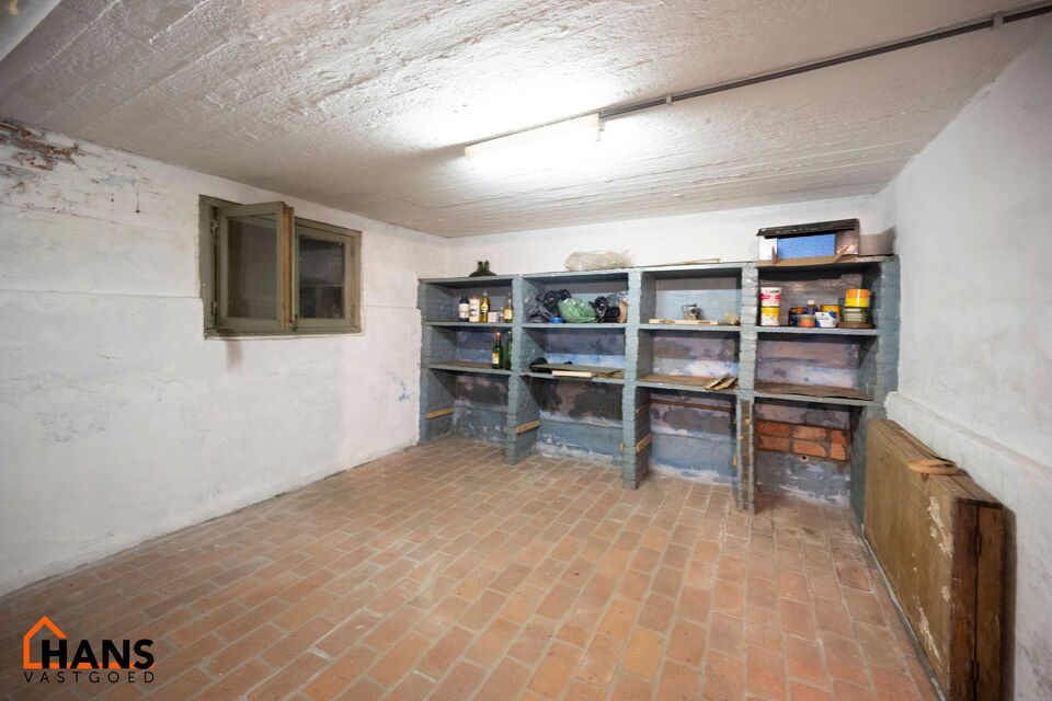 De Instelprijs bedraagt 295.000 Euro, enkel biedingen vanaf deze instelprijs worden in overweging genomen.
Ontdek deze bel-etagewoning met veel mogelijkheden, gelegen in een doodlopende straat, met vlotte verbindingen. 
De woning biedt een solide basis en