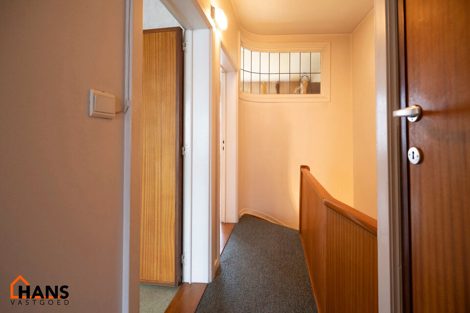 De Instelprijs bedraagt 295.000 Euro, enkel biedingen vanaf deze instelprijs worden in overweging genomen.
Ontdek deze bel-etagewoning met veel mogelijkheden, gelegen in een doodlopende straat, met vlotte verbindingen. 
De woning biedt een solide basis en