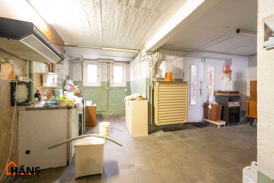 De Instelprijs bedraagt 295.000 Euro, enkel biedingen vanaf deze instelprijs worden in overweging genomen.
Ontdek deze bel-etagewoning met veel mogelijkheden, gelegen in een doodlopende straat, met vlotte verbindingen. 
De woning biedt een solide basis en