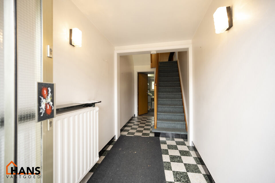 De Instelprijs bedraagt 295.000 Euro, enkel biedingen vanaf deze instelprijs worden in overweging genomen.
Ontdek deze bel-etagewoning met veel mogelijkheden, gelegen in een doodlopende straat, met vlotte verbindingen. 
De woning biedt een solide basis en