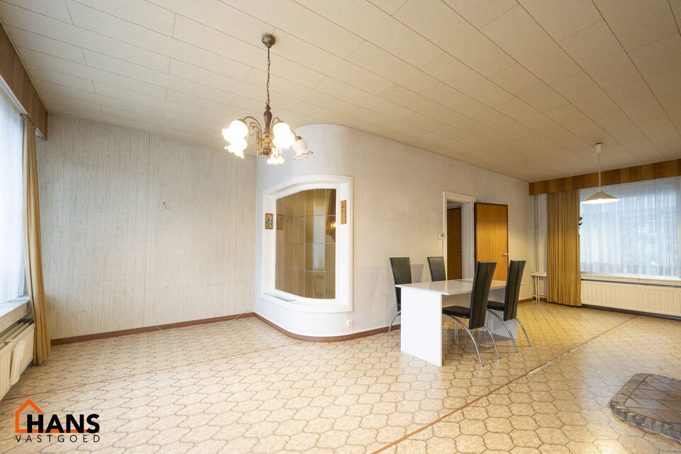 De Instelprijs bedraagt 295.000 Euro, enkel biedingen vanaf deze instelprijs worden in overweging genomen.
Ontdek deze bel-etagewoning met veel mogelijkheden, gelegen in een doodlopende straat, met vlotte verbindingen. 
De woning biedt een solide basis en