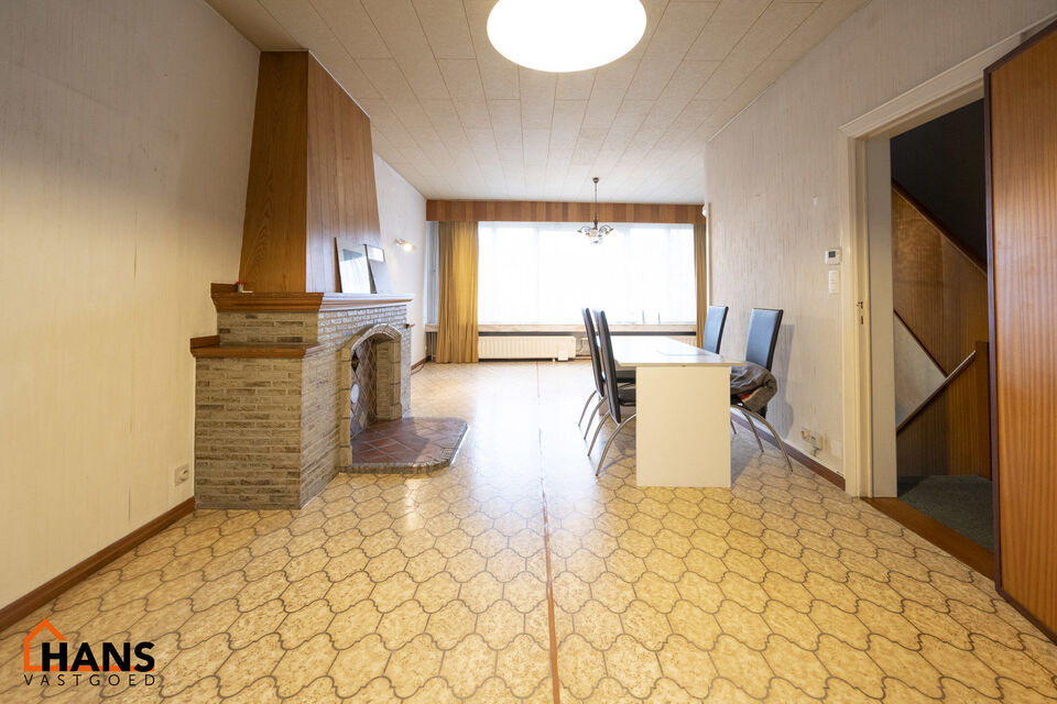 De Instelprijs bedraagt 295.000 Euro, enkel biedingen vanaf deze instelprijs worden in overweging genomen.
Ontdek deze bel-etagewoning met veel mogelijkheden, gelegen in een doodlopende straat, met vlotte verbindingen. 
De woning biedt een solide basis en