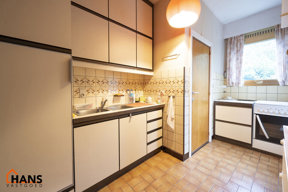 De Instelprijs bedraagt 295.000 Euro, enkel biedingen vanaf deze instelprijs worden in overweging genomen.
Ontdek deze bel-etagewoning met veel mogelijkheden, gelegen in een doodlopende straat, met vlotte verbindingen. 
De woning biedt een solide basis en