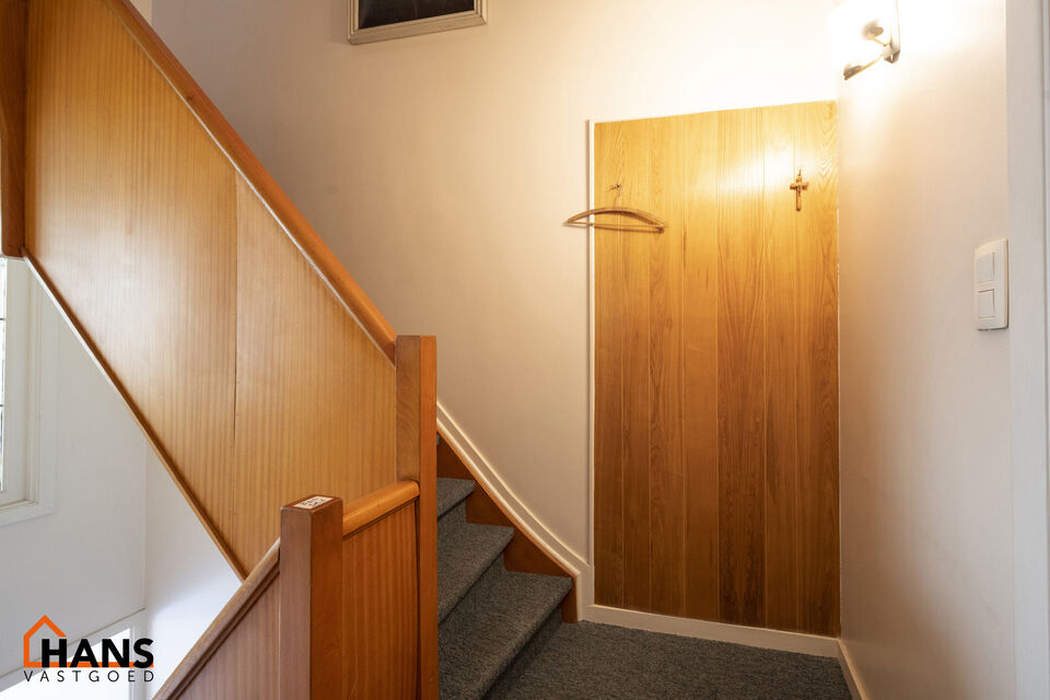 De Instelprijs bedraagt 295.000 Euro, enkel biedingen vanaf deze instelprijs worden in overweging genomen.
Ontdek deze bel-etagewoning met veel mogelijkheden, gelegen in een doodlopende straat, met vlotte verbindingen. 
De woning biedt een solide basis en