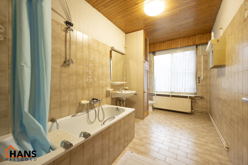 De Instelprijs bedraagt 295.000 Euro, enkel biedingen vanaf deze instelprijs worden in overweging genomen.
Ontdek deze bel-etagewoning met veel mogelijkheden, gelegen in een doodlopende straat, met vlotte verbindingen. 
De woning biedt een solide basis en