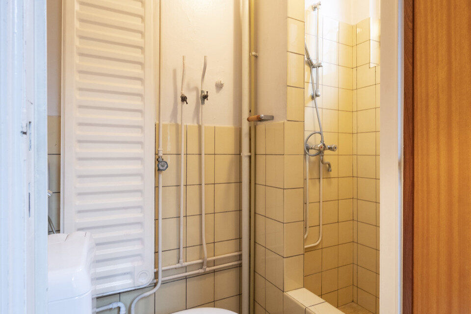 De Instelprijs bedraagt 295.000 Euro, enkel biedingen vanaf deze instelprijs worden in overweging genomen.
Ontdek deze bel-etagewoning met veel mogelijkheden, gelegen in een doodlopende straat, met vlotte verbindingen. 
De woning biedt een solide basis en