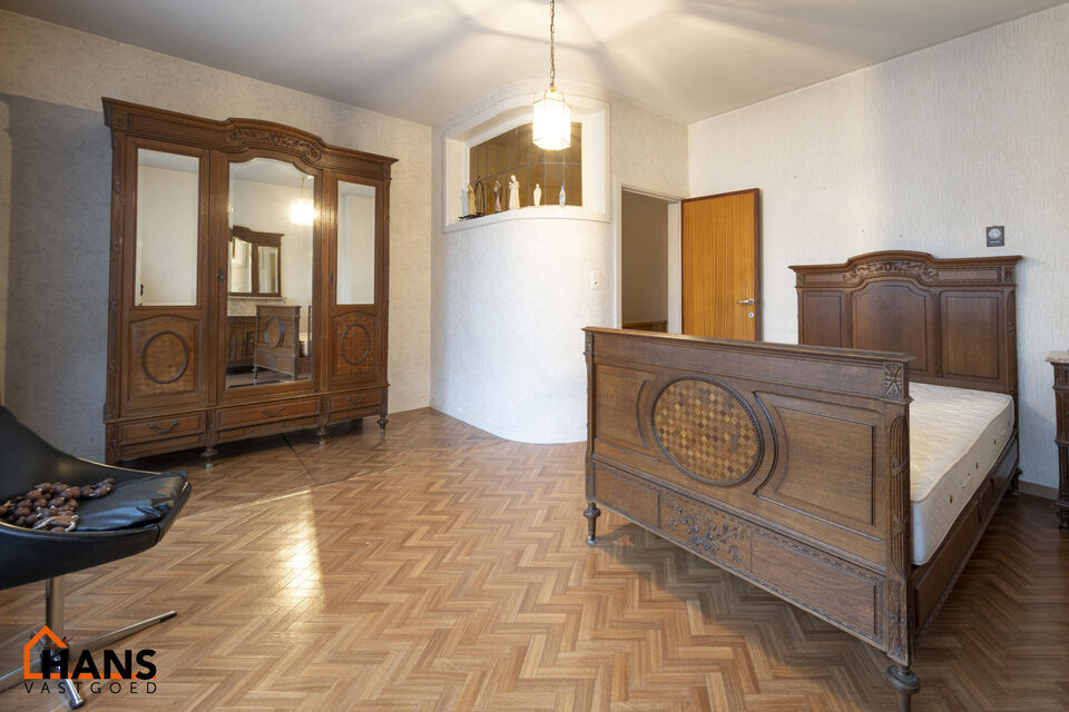 De Instelprijs bedraagt 295.000 Euro, enkel biedingen vanaf deze instelprijs worden in overweging genomen.
Ontdek deze bel-etagewoning met veel mogelijkheden, gelegen in een doodlopende straat, met vlotte verbindingen. 
De woning biedt een solide basis en