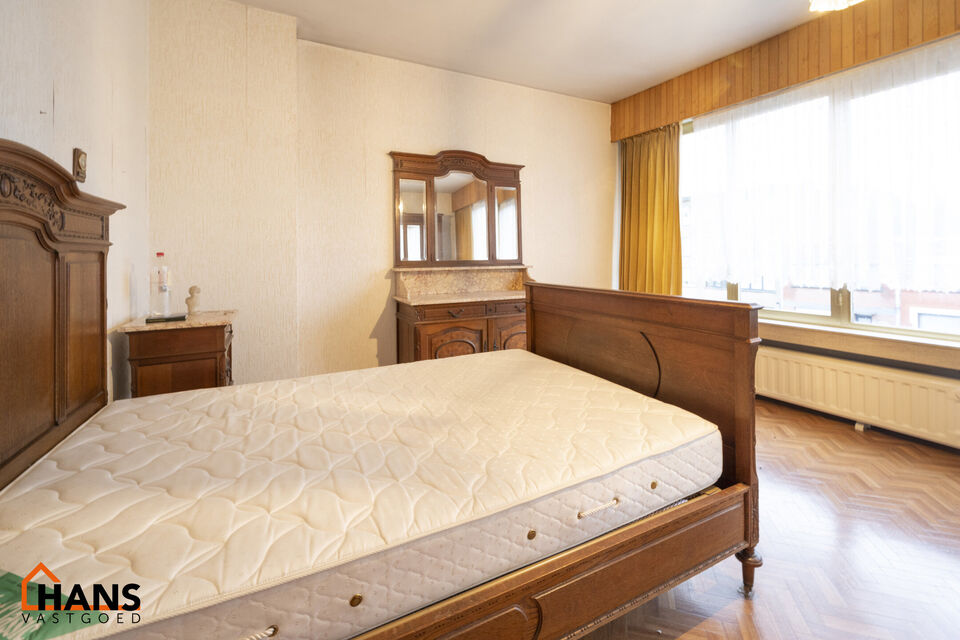 De Instelprijs bedraagt 295.000 Euro, enkel biedingen vanaf deze instelprijs worden in overweging genomen.
Ontdek deze bel-etagewoning met veel mogelijkheden, gelegen in een doodlopende straat, met vlotte verbindingen. 
De woning biedt een solide basis en