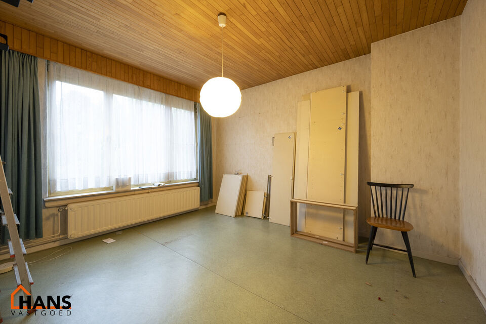 De Instelprijs bedraagt 295.000 Euro, enkel biedingen vanaf deze instelprijs worden in overweging genomen.
Ontdek deze bel-etagewoning met veel mogelijkheden, gelegen in een doodlopende straat, met vlotte verbindingen. 
De woning biedt een solide basis en