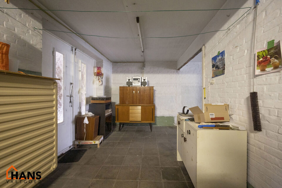 De Instelprijs bedraagt 295.000 Euro, enkel biedingen vanaf deze instelprijs worden in overweging genomen.
Ontdek deze bel-etagewoning met veel mogelijkheden, gelegen in een doodlopende straat, met vlotte verbindingen. 
De woning biedt een solide basis en