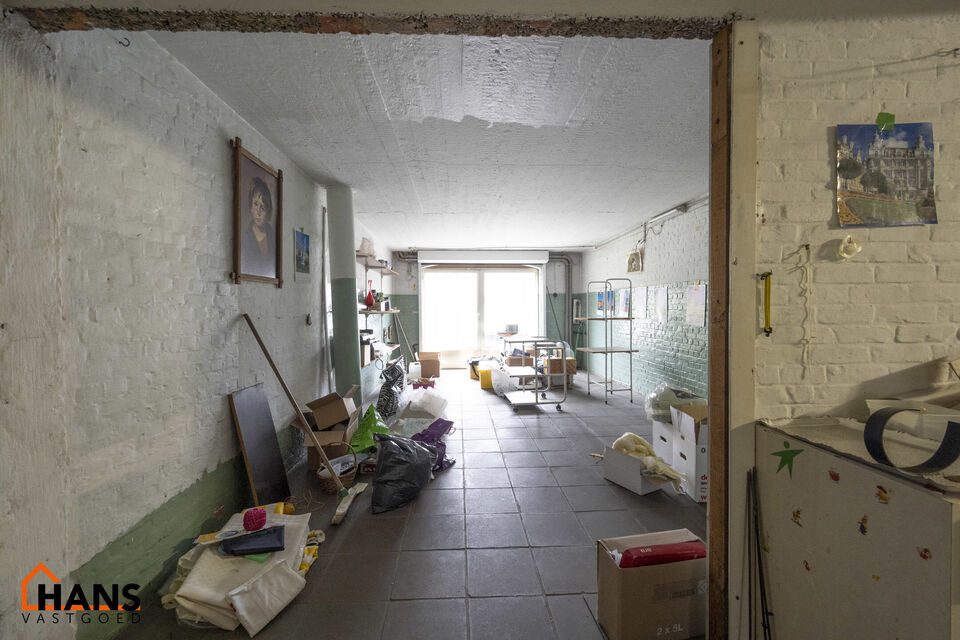 De Instelprijs bedraagt 295.000 Euro, enkel biedingen vanaf deze instelprijs worden in overweging genomen.
Ontdek deze bel-etagewoning met veel mogelijkheden, gelegen in een doodlopende straat, met vlotte verbindingen. 
De woning biedt een solide basis en