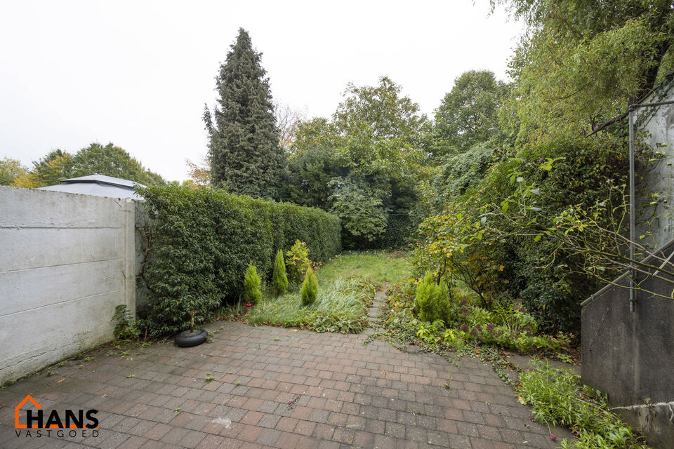 De Instelprijs bedraagt 295.000 Euro, enkel biedingen vanaf deze instelprijs worden in overweging genomen.
Ontdek deze bel-etagewoning met veel mogelijkheden, gelegen in een doodlopende straat, met vlotte verbindingen. 
De woning biedt een solide basis en