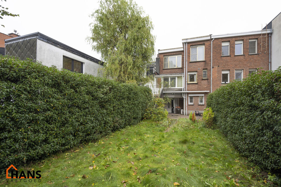 De Instelprijs bedraagt 295.000 Euro, enkel biedingen vanaf deze instelprijs worden in overweging genomen.
Ontdek deze bel-etagewoning met veel mogelijkheden, gelegen in een doodlopende straat, met vlotte verbindingen. 
De woning biedt een solide basis en