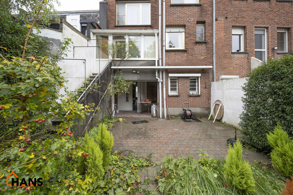 De Instelprijs bedraagt 295.000 Euro, enkel biedingen vanaf deze instelprijs worden in overweging genomen.
Ontdek deze bel-etagewoning met veel mogelijkheden, gelegen in een doodlopende straat, met vlotte verbindingen. 
De woning biedt een solide basis en