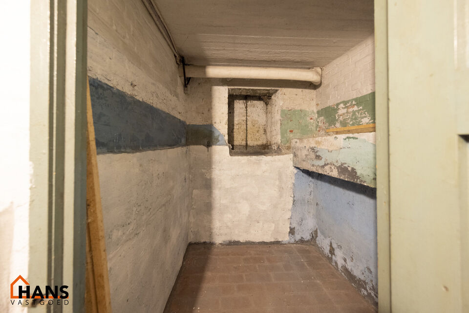 De Instelprijs bedraagt 295.000 Euro, enkel biedingen vanaf deze instelprijs worden in overweging genomen.
Ontdek deze bel-etagewoning met veel mogelijkheden, gelegen in een doodlopende straat, met vlotte verbindingen. 
De woning biedt een solide basis en