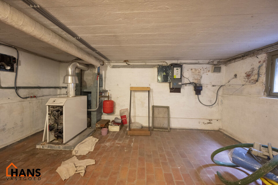 De Instelprijs bedraagt 295.000 Euro, enkel biedingen vanaf deze instelprijs worden in overweging genomen.
Ontdek deze bel-etagewoning met veel mogelijkheden, gelegen in een doodlopende straat, met vlotte verbindingen. 
De woning biedt een solide basis en