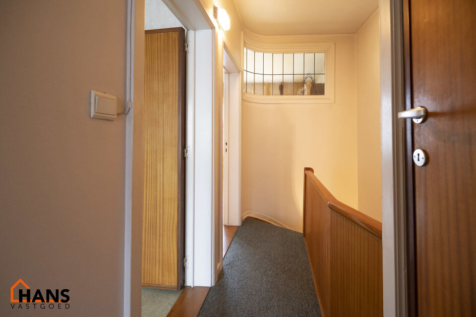 De Instelprijs bedraagt 295.000 Euro, enkel biedingen vanaf deze instelprijs worden in overweging genomen.
Ontdek deze bel-etagewoning met veel mogelijkheden, gelegen in een doodlopende straat, met vlotte verbindingen. 
De woning biedt een solide basis en