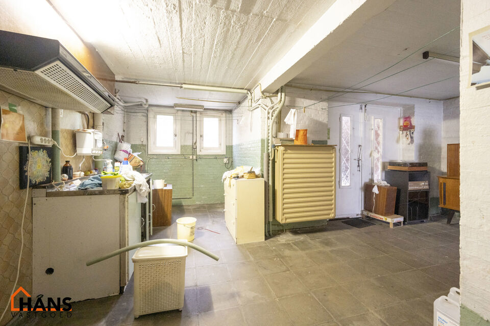 De Instelprijs bedraagt 295.000 Euro, enkel biedingen vanaf deze instelprijs worden in overweging genomen.
Ontdek deze bel-etagewoning met veel mogelijkheden, gelegen in een doodlopende straat, met vlotte verbindingen. 
De woning biedt een solide basis en