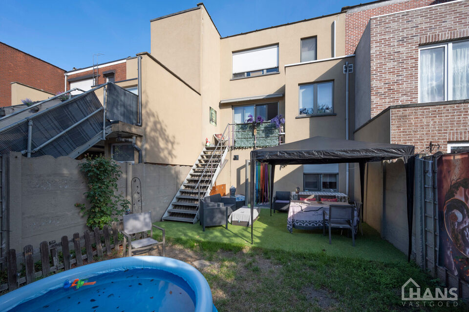 Instelprijs vanaf 395.000 Euro, elk bod wordt ernstig overwogen van dit instelprijs.
Deze ruime bel-etagewoning biedt een bijzonder complete indeling met 3 slaapkamers, inpandige garage, polyvalente ruimte, terras &eacute;n tuin.
Op het gelijkvloers betreedt u 
