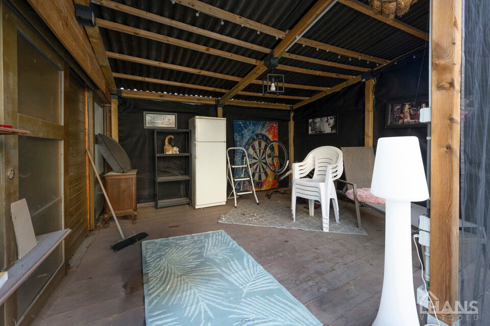 Instelprijs vanaf 395.000 Euro, elk bod wordt ernstig overwogen van dit instelprijs.
Deze ruime bel-etagewoning biedt een bijzonder complete indeling met 3 slaapkamers, inpandige garage, polyvalente ruimte, terras &eacute;n tuin.
Op het gelijkvloers betreedt u 