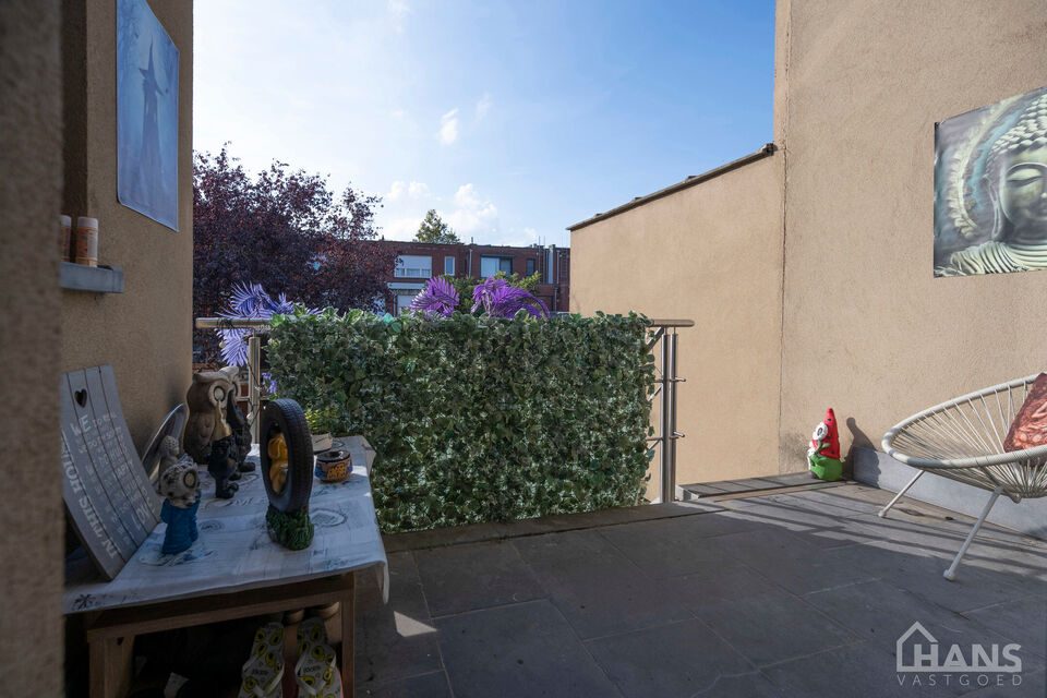 Instelprijs vanaf 395.000 Euro, elk bod wordt ernstig overwogen van dit instelprijs.
Deze ruime bel-etagewoning biedt een bijzonder complete indeling met 3 slaapkamers, inpandige garage, polyvalente ruimte, terras &eacute;n tuin.
Op het gelijkvloers betreedt u 