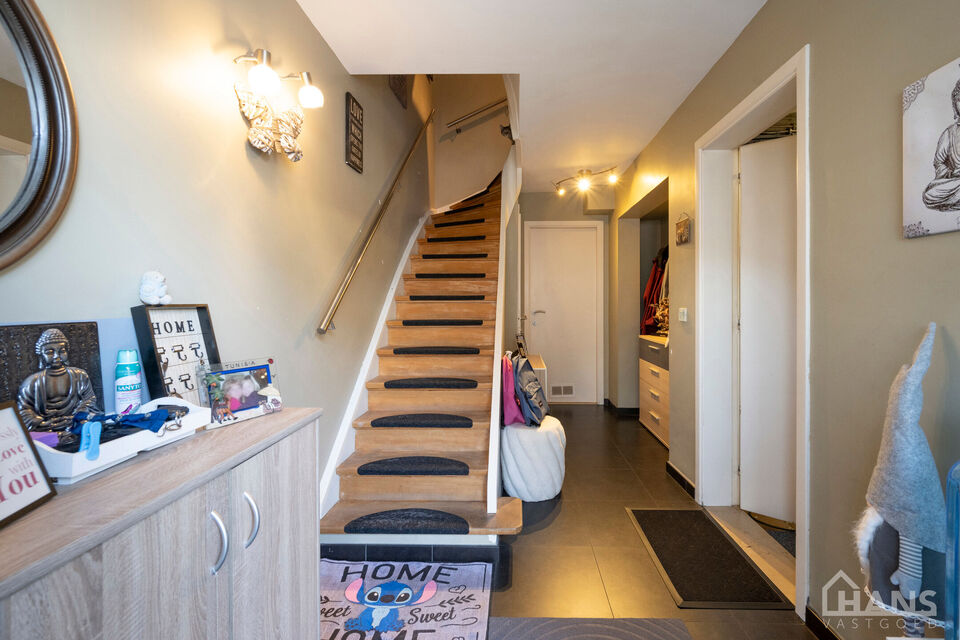 Instelprijs vanaf 395.000 Euro, elk bod wordt ernstig overwogen van dit instelprijs.
Deze ruime bel-etagewoning biedt een bijzonder complete indeling met 3 slaapkamers, inpandige garage, polyvalente ruimte, terras &eacute;n tuin.
Op het gelijkvloers betreedt u 