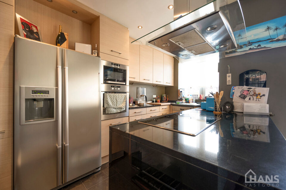 Instelprijs vanaf 395.000 Euro, elk bod wordt ernstig overwogen van dit instelprijs.
Deze ruime bel-etagewoning biedt een bijzonder complete indeling met 3 slaapkamers, inpandige garage, polyvalente ruimte, terras &eacute;n tuin.
Op het gelijkvloers betreedt u 