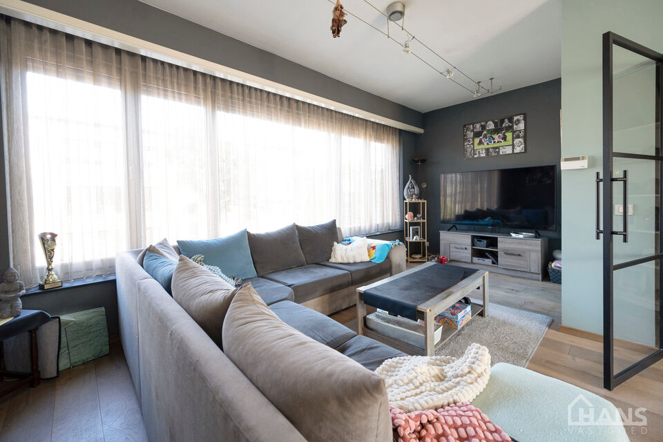 Instelprijs vanaf 395.000 Euro, elk bod wordt ernstig overwogen van dit instelprijs.
Deze ruime bel-etagewoning biedt een bijzonder complete indeling met 3 slaapkamers, inpandige garage, polyvalente ruimte, terras &eacute;n tuin.
Op het gelijkvloers betreedt u 