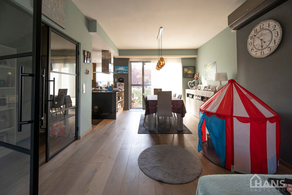 Instelprijs vanaf 395.000 Euro, elk bod wordt ernstig overwogen van dit instelprijs.
Deze ruime bel-etagewoning biedt een bijzonder complete indeling met 3 slaapkamers, inpandige garage, polyvalente ruimte, terras &eacute;n tuin.
Op het gelijkvloers betreedt u 