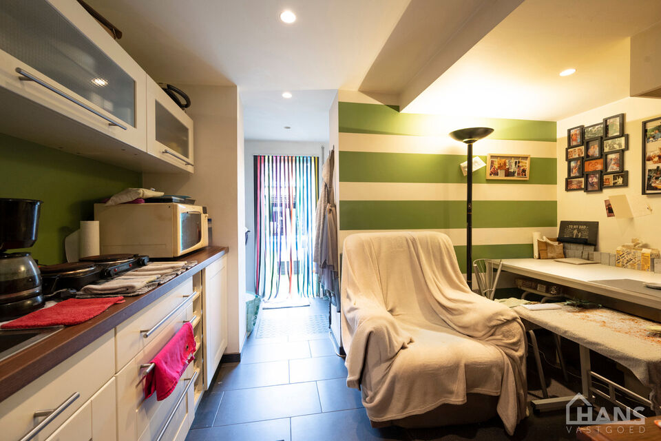 Instelprijs vanaf 395.000 Euro, elk bod wordt ernstig overwogen van dit instelprijs.
Deze ruime bel-etagewoning biedt een bijzonder complete indeling met 3 slaapkamers, inpandige garage, polyvalente ruimte, terras &eacute;n tuin.
Op het gelijkvloers betreedt u 