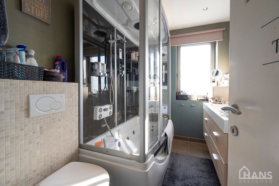 Instelprijs vanaf 395.000 Euro, elk bod wordt ernstig overwogen van dit instelprijs.
Deze ruime bel-etagewoning biedt een bijzonder complete indeling met 3 slaapkamers, inpandige garage, polyvalente ruimte, terras &eacute;n tuin.
Op het gelijkvloers betreedt u 