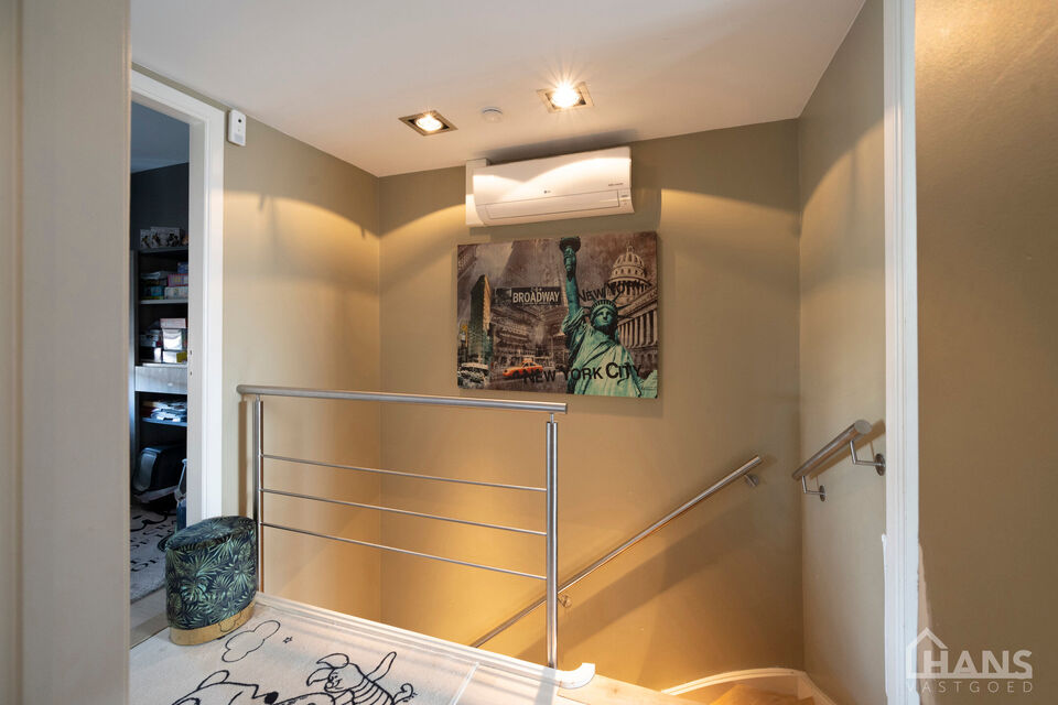 Instelprijs vanaf 395.000 Euro, elk bod wordt ernstig overwogen van dit instelprijs.
Deze ruime bel-etagewoning biedt een bijzonder complete indeling met 3 slaapkamers, inpandige garage, polyvalente ruimte, terras &eacute;n tuin.
Op het gelijkvloers betreedt u 
