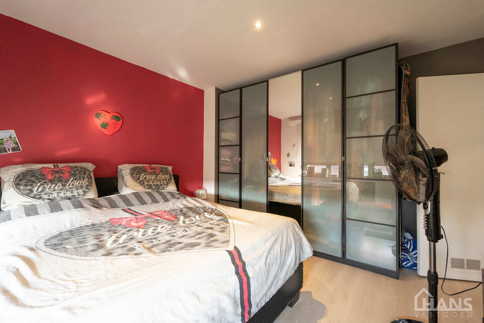 Instelprijs vanaf 395.000 Euro, elk bod wordt ernstig overwogen van dit instelprijs.
Deze ruime bel-etagewoning biedt een bijzonder complete indeling met 3 slaapkamers, inpandige garage, polyvalente ruimte, terras &eacute;n tuin.
Op het gelijkvloers betreedt u 