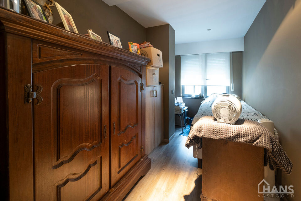 Instelprijs vanaf 395.000 Euro, elk bod wordt ernstig overwogen van dit instelprijs.
Deze ruime bel-etagewoning biedt een bijzonder complete indeling met 3 slaapkamers, inpandige garage, polyvalente ruimte, terras &eacute;n tuin.
Op het gelijkvloers betreedt u 