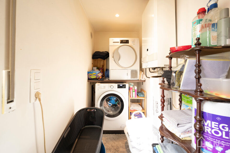 Instelprijs vanaf 395.000 Euro, elk bod wordt ernstig overwogen van dit instelprijs.
Deze ruime bel-etagewoning biedt een bijzonder complete indeling met 3 slaapkamers, inpandige garage, polyvalente ruimte, terras &eacute;n tuin.
Op het gelijkvloers betreedt u 