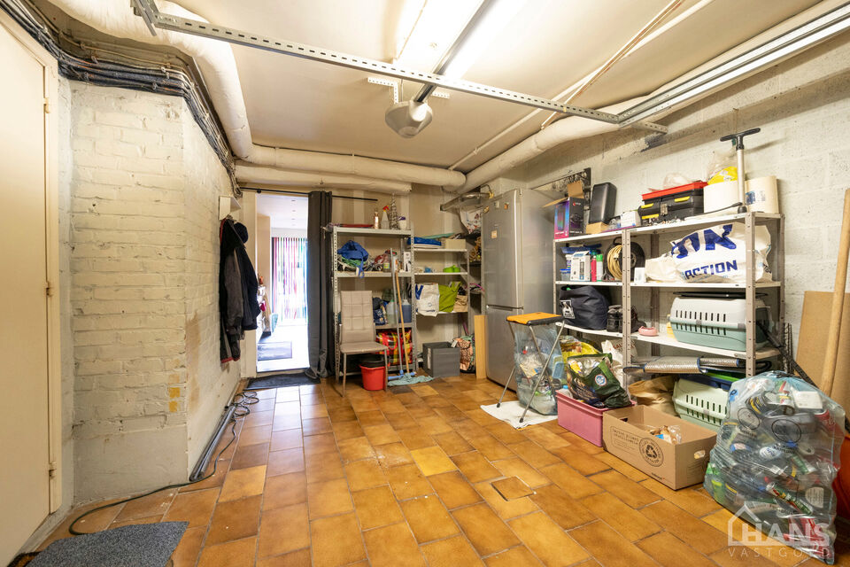Instelprijs vanaf 395.000 Euro, elk bod wordt ernstig overwogen van dit instelprijs.
Deze ruime bel-etagewoning biedt een bijzonder complete indeling met 3 slaapkamers, inpandige garage, polyvalente ruimte, terras &eacute;n tuin.
Op het gelijkvloers betreedt u 