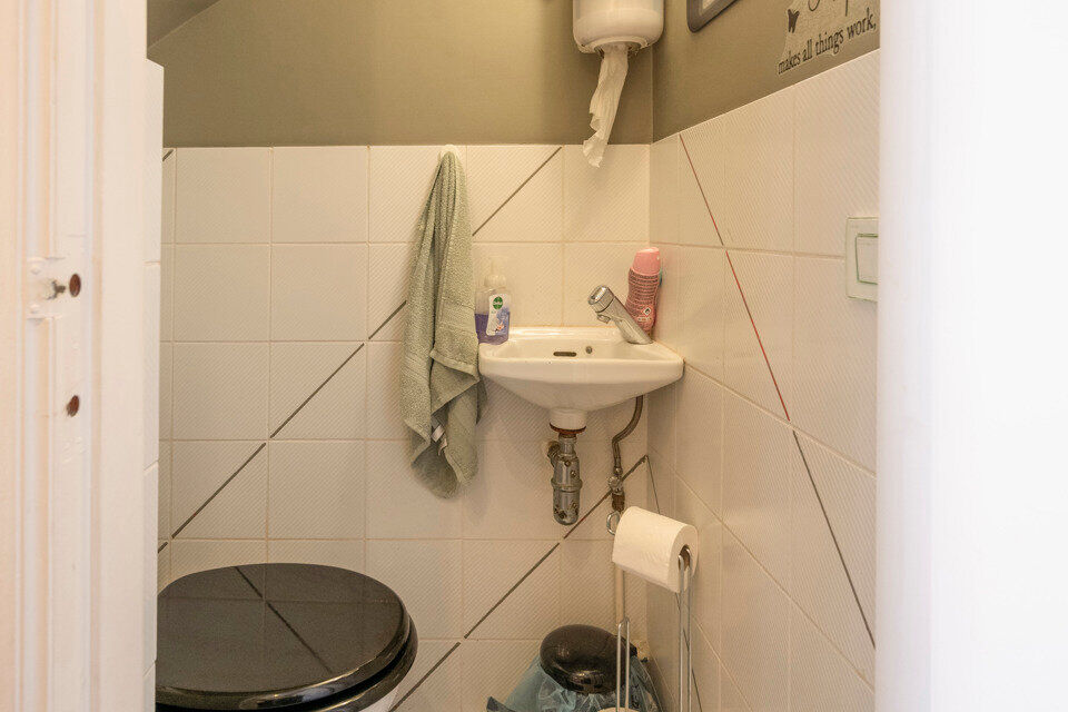 Instelprijs vanaf 395.000 Euro, elk bod wordt ernstig overwogen van dit instelprijs.
Deze ruime bel-etagewoning biedt een bijzonder complete indeling met 3 slaapkamers, inpandige garage, polyvalente ruimte, terras &eacute;n tuin.
Op het gelijkvloers betreedt u 