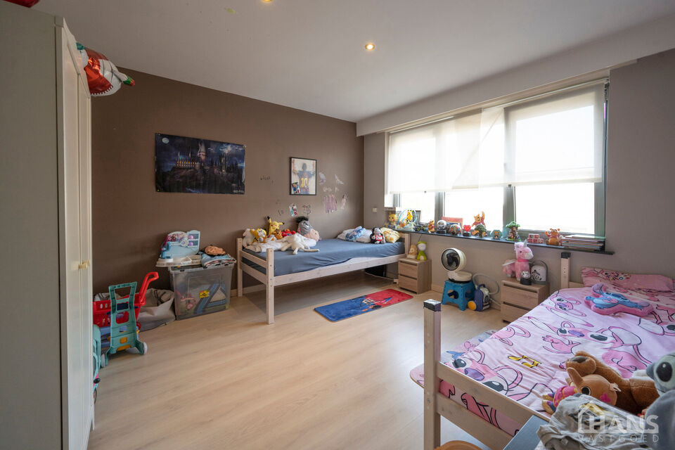 Instelprijs vanaf 395.000 Euro, elk bod wordt ernstig overwogen van dit instelprijs.
Deze ruime bel-etagewoning biedt een bijzonder complete indeling met 3 slaapkamers, inpandige garage, polyvalente ruimte, terras &eacute;n tuin.
Op het gelijkvloers betreedt u 