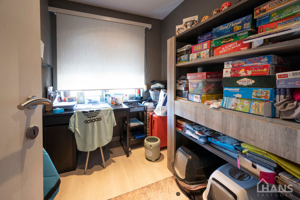 Instelprijs vanaf 395.000 Euro, elk bod wordt ernstig overwogen van dit instelprijs.
Deze ruime bel-etagewoning biedt een bijzonder complete indeling met 3 slaapkamers, inpandige garage, polyvalente ruimte, terras &eacute;n tuin.
Op het gelijkvloers betreedt u 