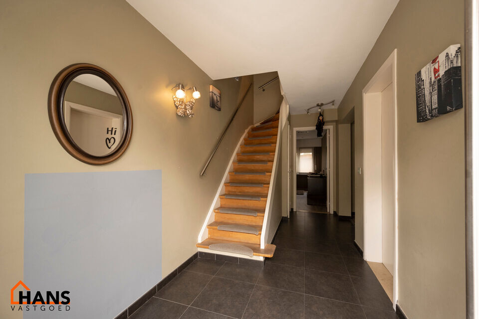 Instelprijs vanaf 395.000 Euro, elk bod wordt ernstig overwogen van dit instelprijs.
Deze ruime bel-etagewoning biedt een bijzonder complete indeling met 3 slaapkamers, inpandige garage, polyvalente ruimte, terras &eacute;n tuin.
Op het gelijkvloers betreedt u 