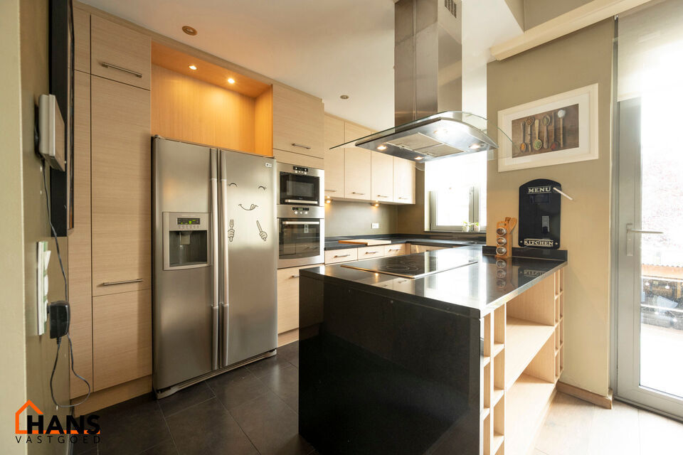 Instelprijs vanaf 395.000 Euro, elk bod wordt ernstig overwogen van dit instelprijs.
Deze ruime bel-etagewoning biedt een bijzonder complete indeling met 3 slaapkamers, inpandige garage, polyvalente ruimte, terras &eacute;n tuin.
Op het gelijkvloers betreedt u 