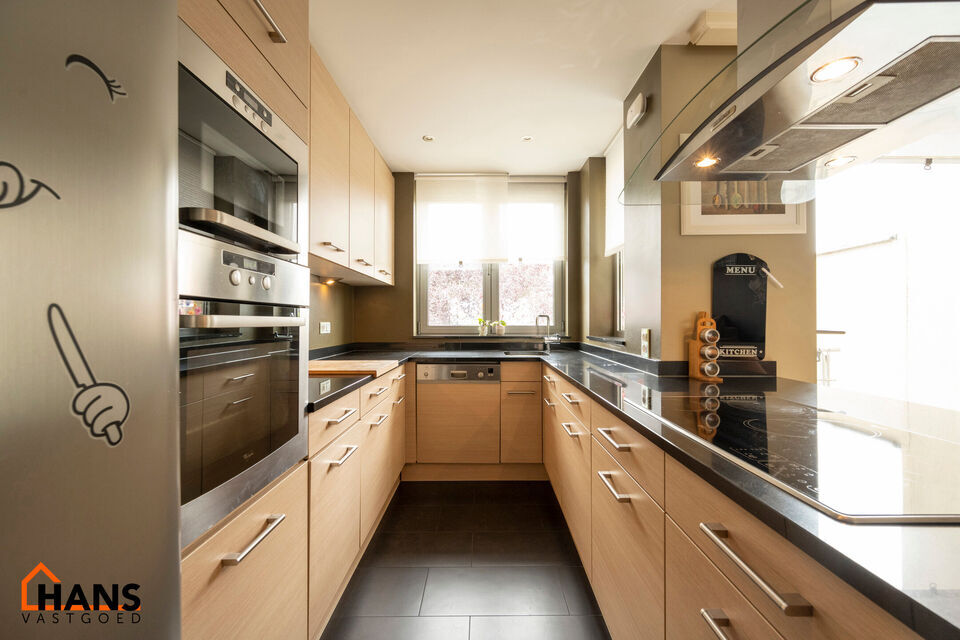 Instelprijs vanaf 395.000 Euro, elk bod wordt ernstig overwogen van dit instelprijs.
Deze ruime bel-etagewoning biedt een bijzonder complete indeling met 3 slaapkamers, inpandige garage, polyvalente ruimte, terras &eacute;n tuin.
Op het gelijkvloers betreedt u 
