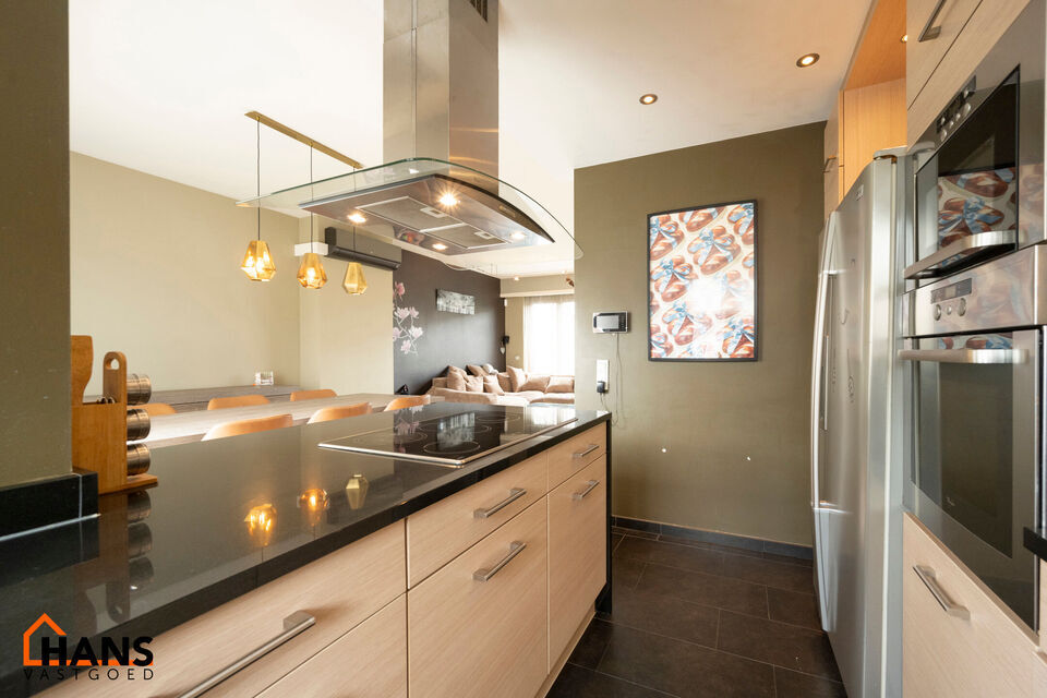 Instelprijs vanaf 395.000 Euro, elk bod wordt ernstig overwogen van dit instelprijs.
Deze ruime bel-etagewoning biedt een bijzonder complete indeling met 3 slaapkamers, inpandige garage, polyvalente ruimte, terras &eacute;n tuin.
Op het gelijkvloers betreedt u 