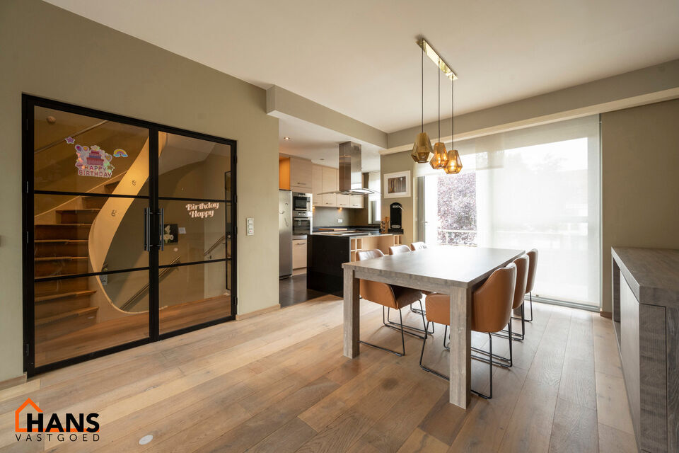 Instelprijs vanaf 395.000 Euro, elk bod wordt ernstig overwogen van dit instelprijs.
Deze ruime bel-etagewoning biedt een bijzonder complete indeling met 3 slaapkamers, inpandige garage, polyvalente ruimte, terras &eacute;n tuin.
Op het gelijkvloers betreedt u 