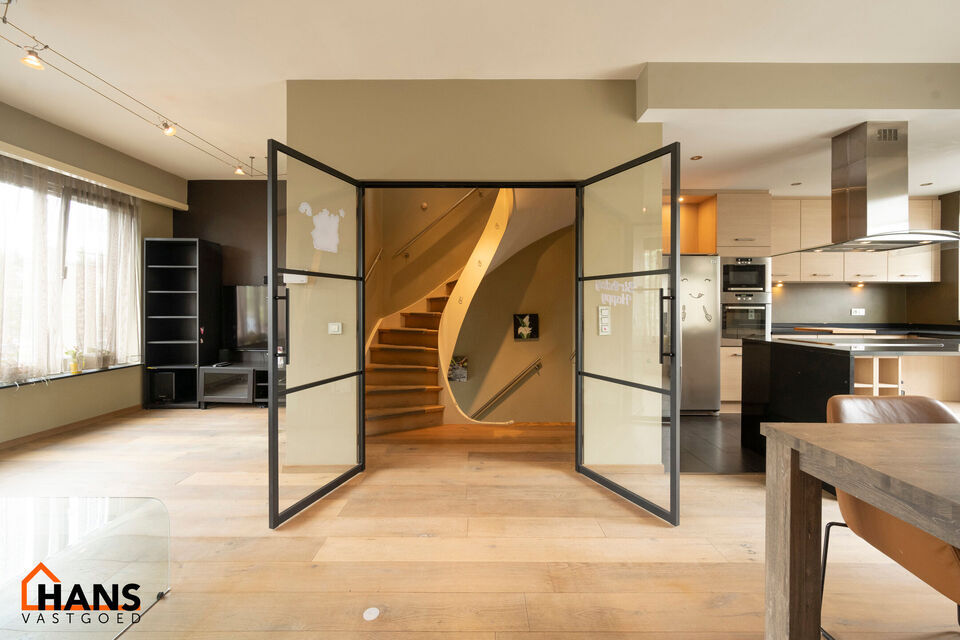 Instelprijs vanaf 395.000 Euro, elk bod wordt ernstig overwogen van dit instelprijs.
Deze ruime bel-etagewoning biedt een bijzonder complete indeling met 3 slaapkamers, inpandige garage, polyvalente ruimte, terras &eacute;n tuin.
Op het gelijkvloers betreedt u 